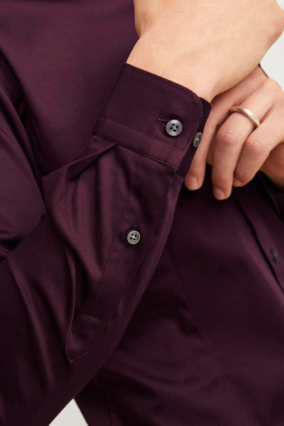 Chemise à manches longues rouge de PREMIUM BY JACK & JONES avec boutons gris et une bague argentée.