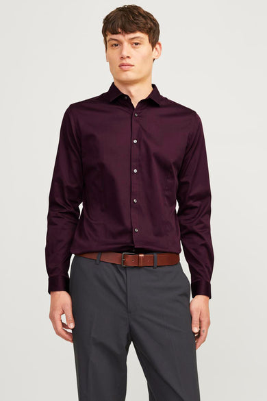 Rood bordeaux chemise met lange mouwen van PREMIUM BY JACK & JONES, gedragen met een grijs broek en een bruine lederen riem.