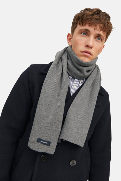 Grijze gebreide sjaal van ACCESSORIES BY JACK & JONES, gedragen met een marineblauwe jas en een gestreept overhemd.