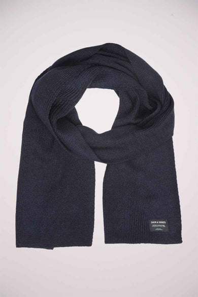 Blauwe gebreide sjaal van ACCESSORIES BY JACK & JONES, met een egale ribstructuur en een merklabel.