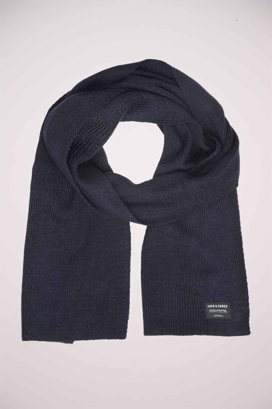 Blauwe gebreide sjaal van ACCESSORIES BY JACK & JONES, met een egale ribstructuur en een merklabel.