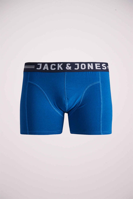 Boxer bleu par JACK & JONES, avec une ceinture logotypée visible.