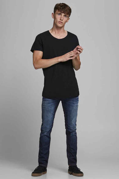 Slim fit donkerblauwe jeans van JACK & JONES JEANS INTELLIGENCE gedragen met een zwart T-shirt en zwarte sneakers.
