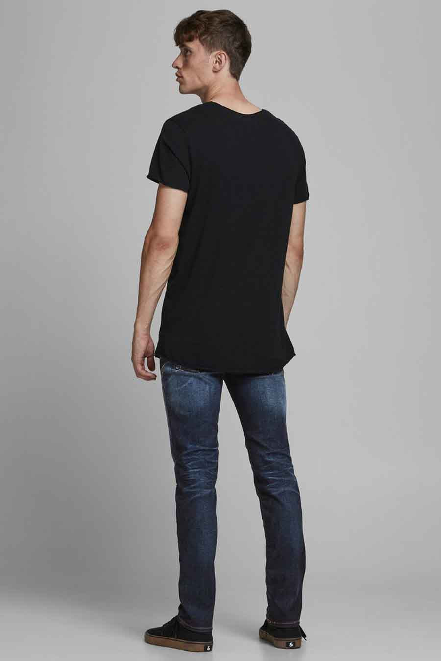 Donkerblauwe slim fit jeans van JACK & JONES JEANS INTELLIGENCE, gedragen met een zwart T-shirt en zwarte schoenen, achterzicht.
