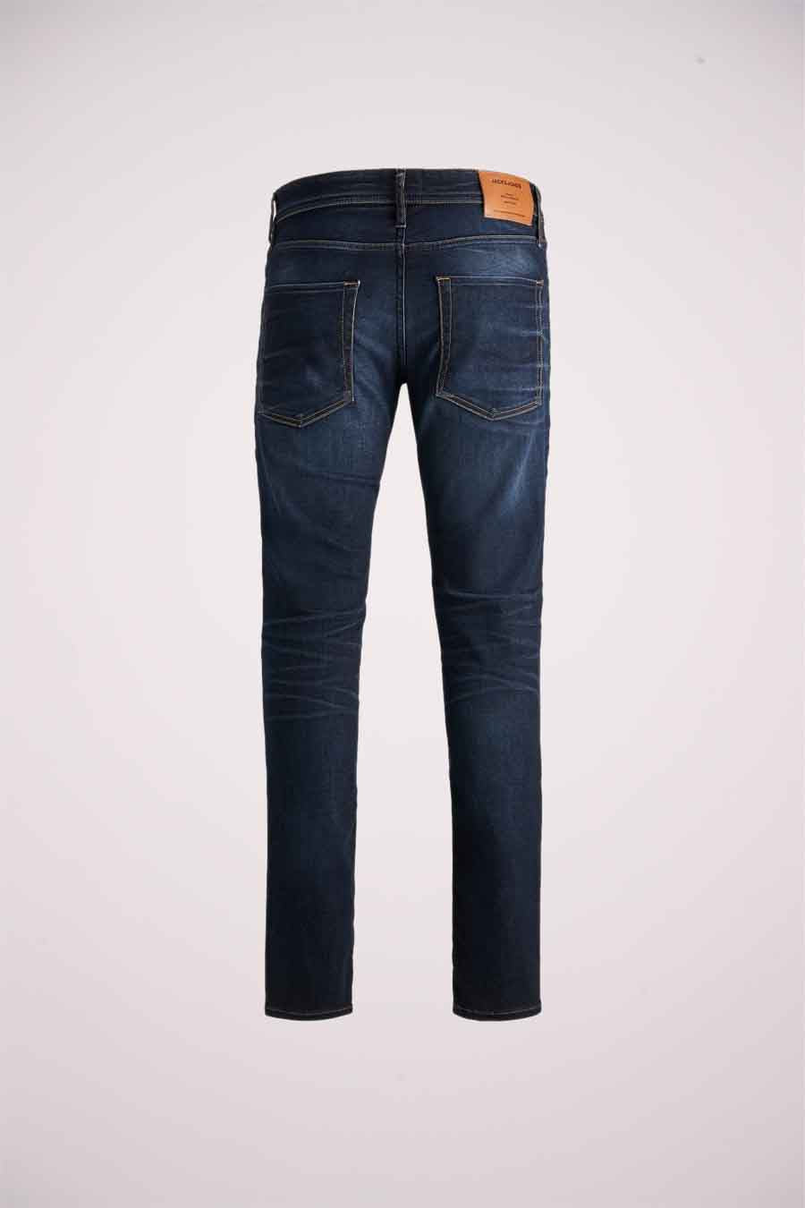 Slim jeans in donkerblauw denim van JACK & JONES, achterkant met zakken en leren label.
