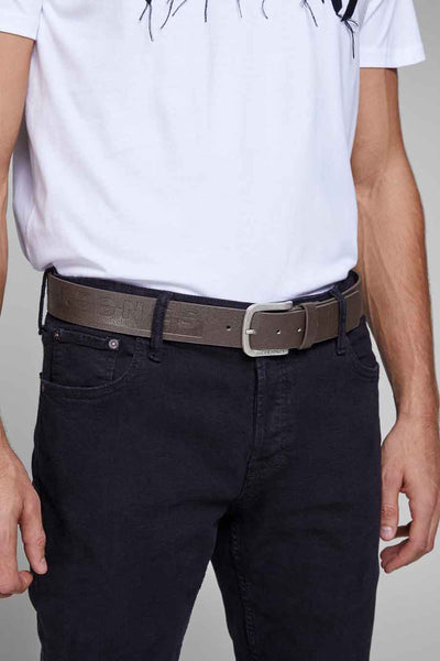 Ceinture noire ACCESSORIES BY JACK & JONES portée avec un jean noir et un t-shirt blanc.