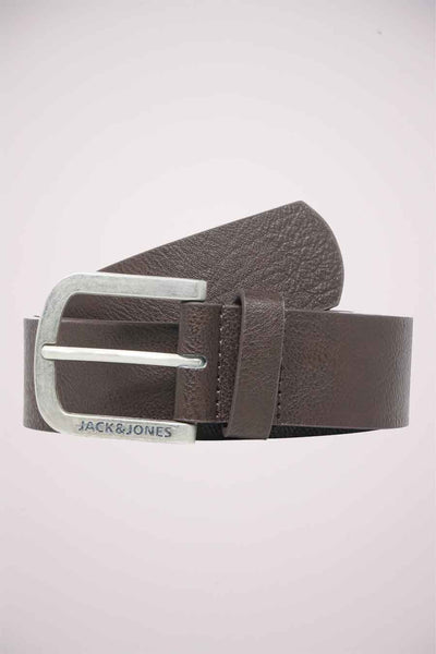 Ceinture marron en cuir par ACCESSORIES BY JACK & JONES avec boucle en métal argenté et coutures apparentes.