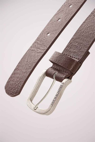 Bruine leren riem van ACCESSORIES BY JACK & JONES, met een zilveren gesp en verstelgaten.
