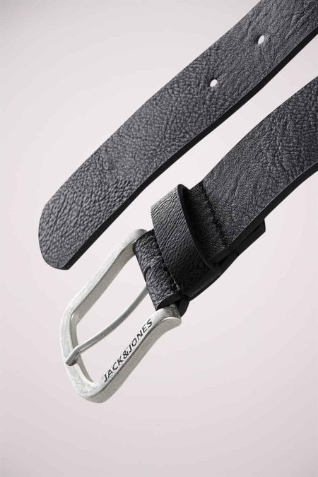 Ceinture noire en cuir par ACCESSORIES BY JACK & JONES, boucle argentée avec logo de la marque gravé.