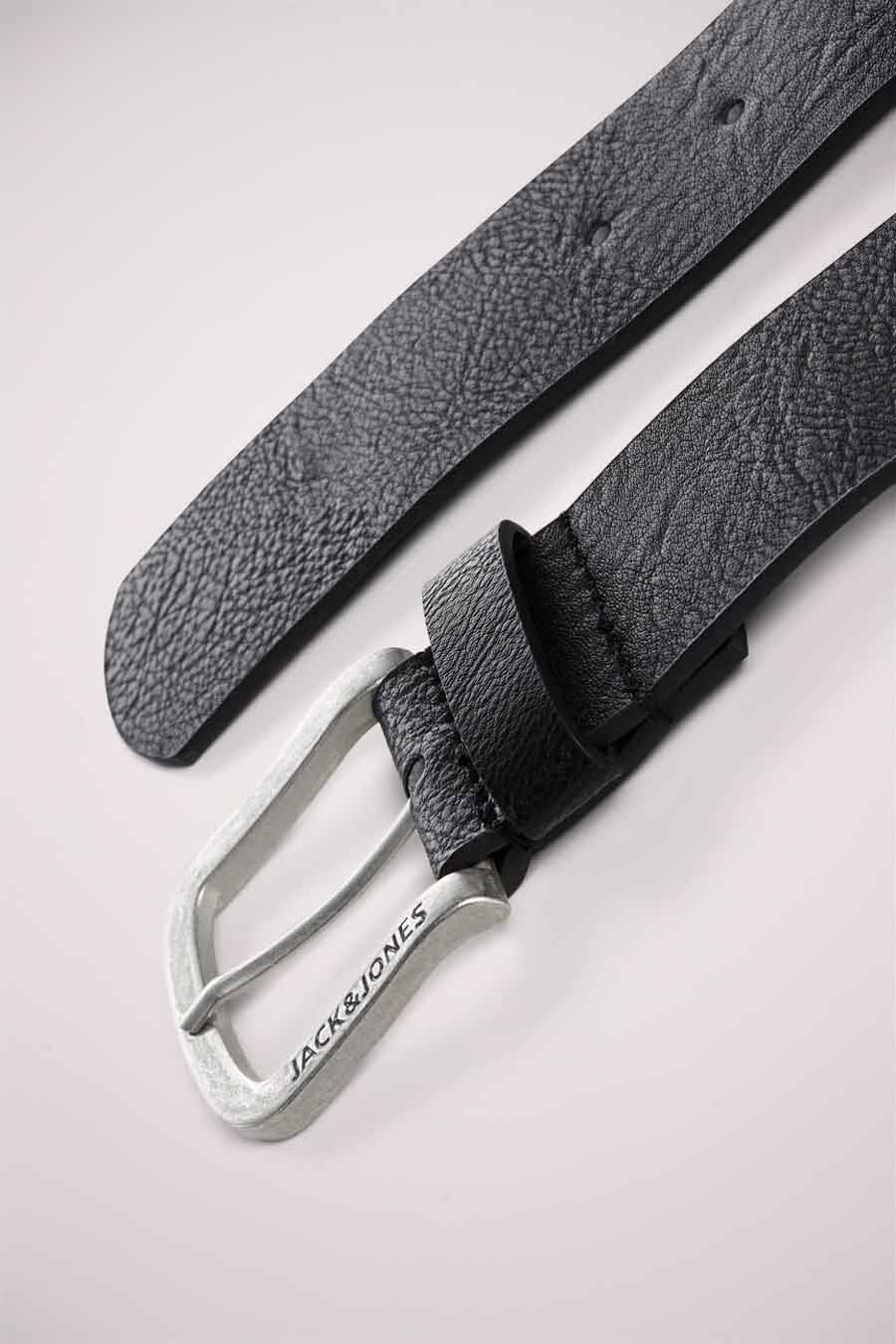 Ceinture noire en cuir de chez ACCESSORIES BY JACK & JONES avec boucle argentée gravée.