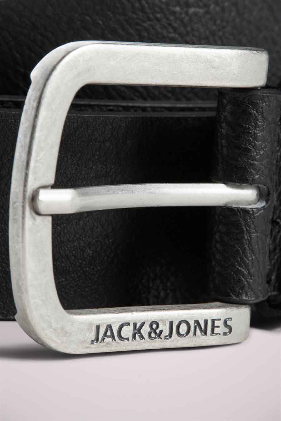 Ceinture noire de ACCESSORIES BY JACK & JONES avec boucle argentée et logo gravé.