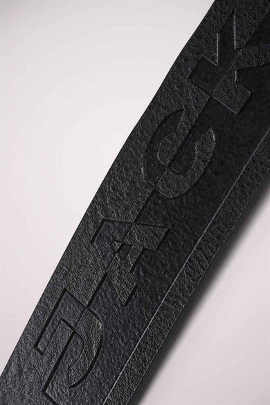 Ceinture noire en cuir par ACCESSORIES BY JACK & JONES, motif texturé avec logo en relief.