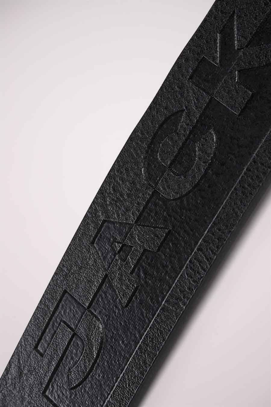 Ceinture noire en cuir par ACCESSORIES BY JACK & JONES, motif texturé avec logo en relief.