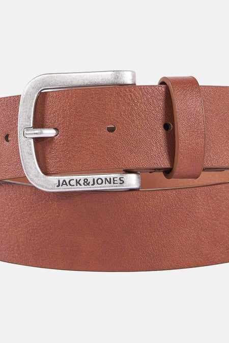Ceinture marron en cuir by ACCESSORIES BY JACK & JONES avec boucle argentée et passant en cuir.