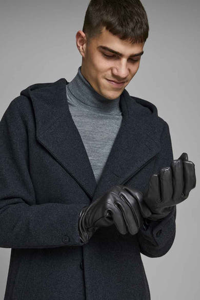 Gants noirs en cuir par ACCESSORIES BY JACK & JONES portés avec un manteau à capuche gris et un col roulé.