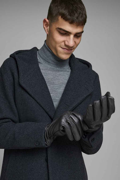Gants noirs en cuir par ACCESSORIES BY JACK & JONES, portés avec un manteau foncé et un pull col roulé gris.
