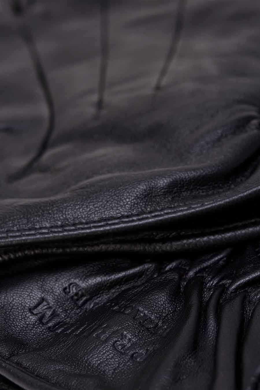 Gants noirs en cuir par ACCESSORIES BY JACK & JONES, détail de couture et texture plissée.