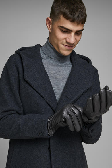 Gants noirs en cuir par ACCESSORIES BY JACK & JONES, portés avec un manteau à capuche et un col roulé gris.
