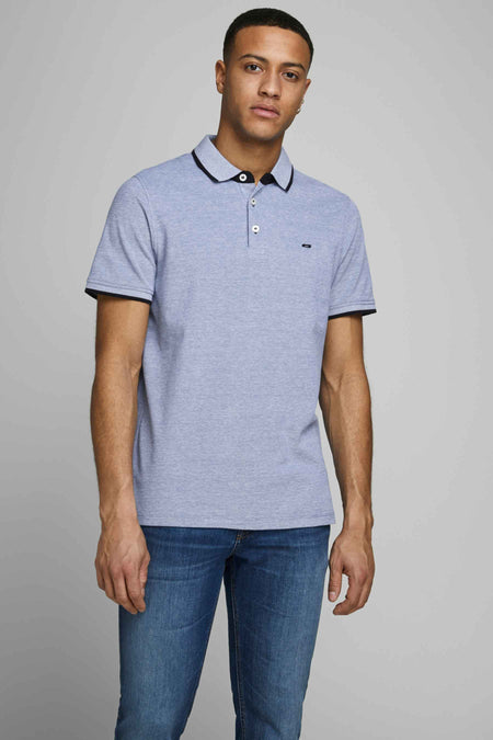Polo bleu chiné de PREMIUM by JACK & JONES, avec col et manches à bordure noire, porté avec un jean.