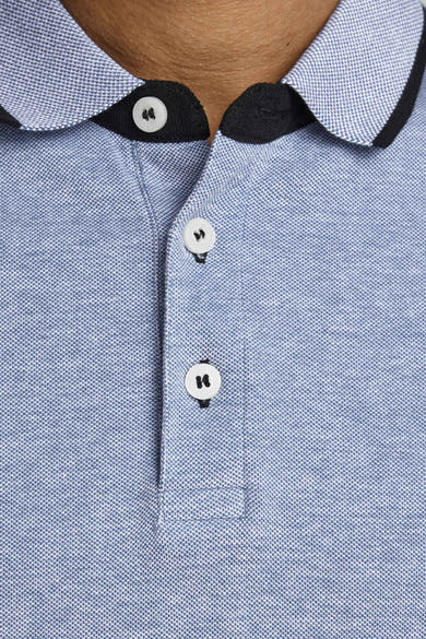 Polo bleu chiné de PREMIUM par JACK & JONES, avec boutons blancs et col bordé de noir.