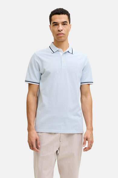 Polo bleu à manches courtes de PREMIUM by JACK & JONES, avec des rayures foncées au col et aux manches.