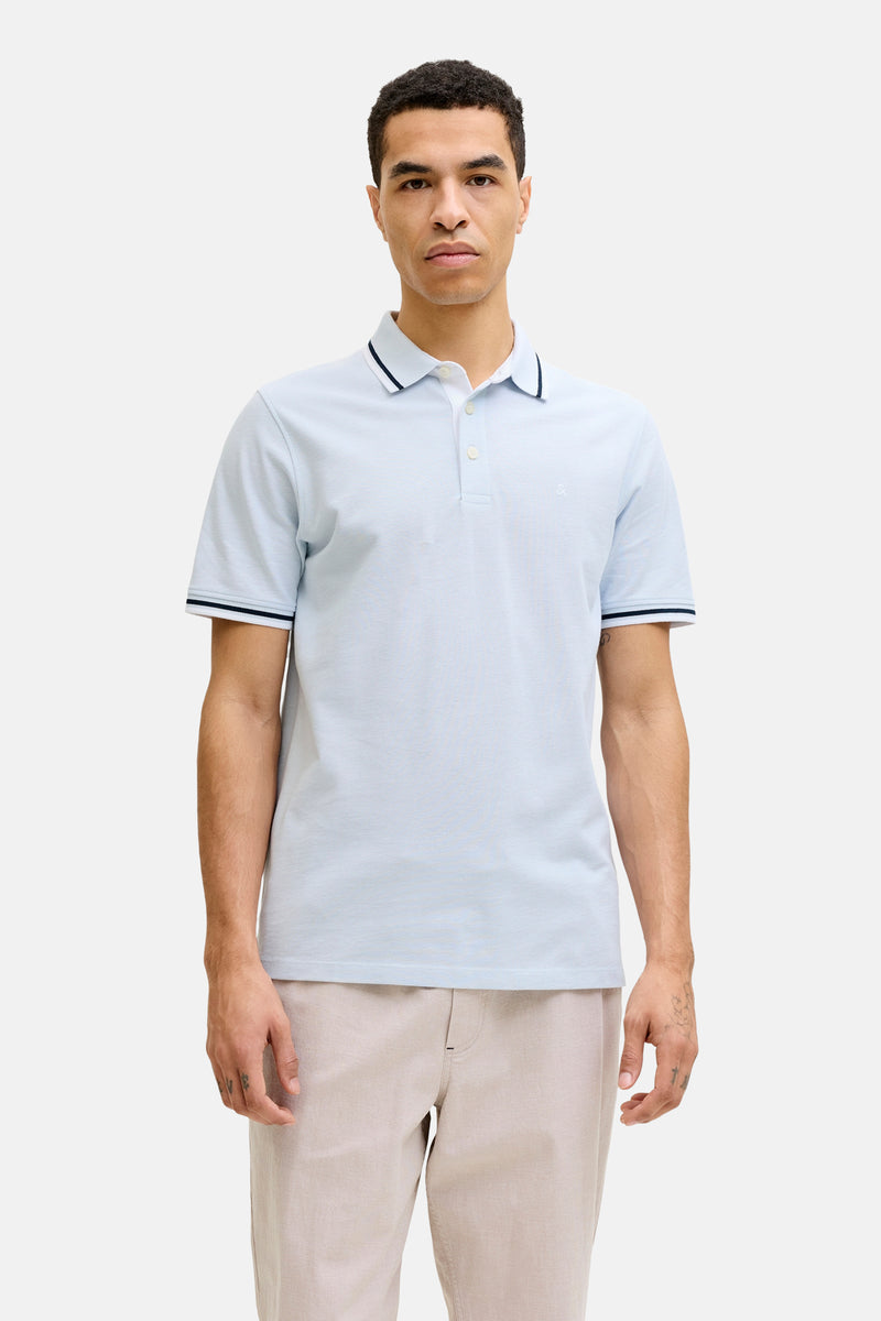 Polo bleu à manches courtes de PREMIUM by JACK & JONES, avec des rayures foncées au col et aux manches.