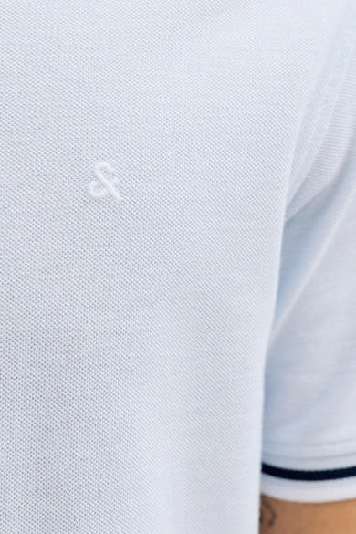 Polo bleu clair à manches courtes de PREMIUM by JACK & JONES, avec petit logo brodé.