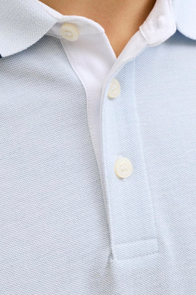 Blauw poloshirt met korte mouwen van PREMIUM by JACK & JONES, met een witte knoopsluiting en crèmekleurige knopen.