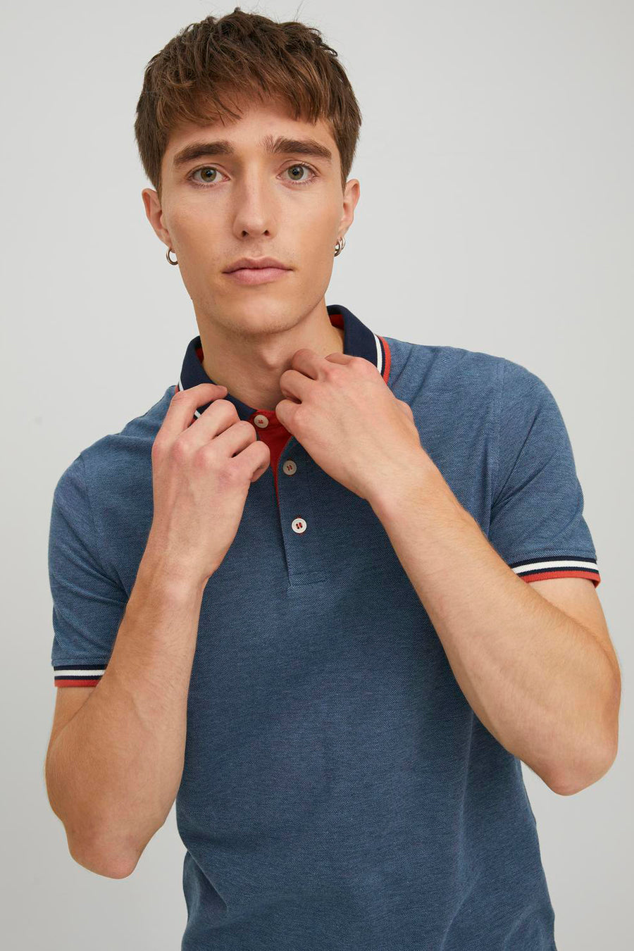 Blauw poloshirt van PREMIUM by JACK & JONES, met rode en witte strepen op de mouwen.