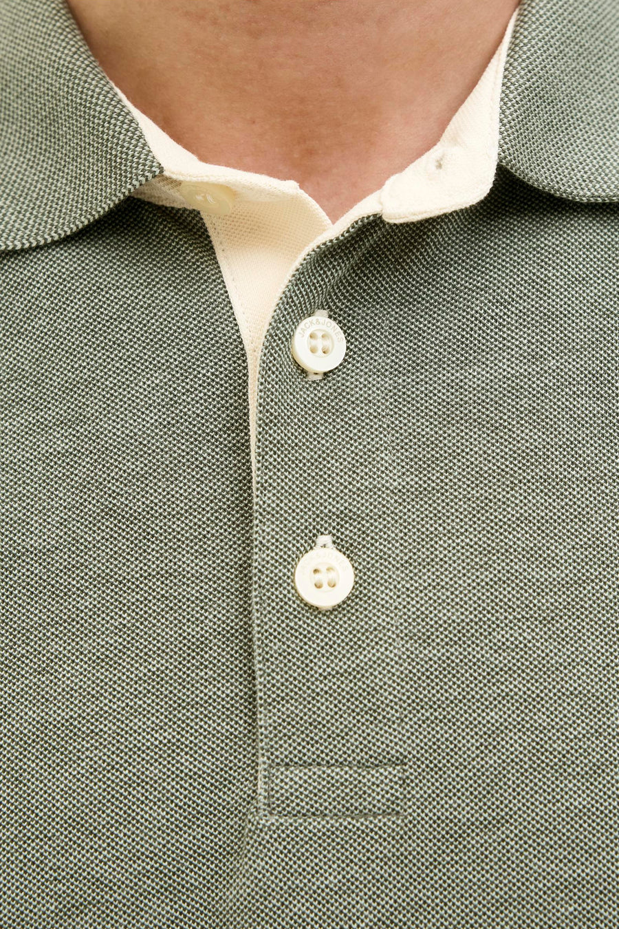 Polo vert à manches courtes de PREMIUM by JACK & JONES, avec boutons et col écru.
