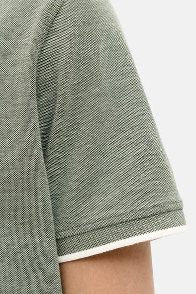 Polo à manches courtes vert de PREMIUM by JACK & JONES, détail de la manche avec bordure blanche.
