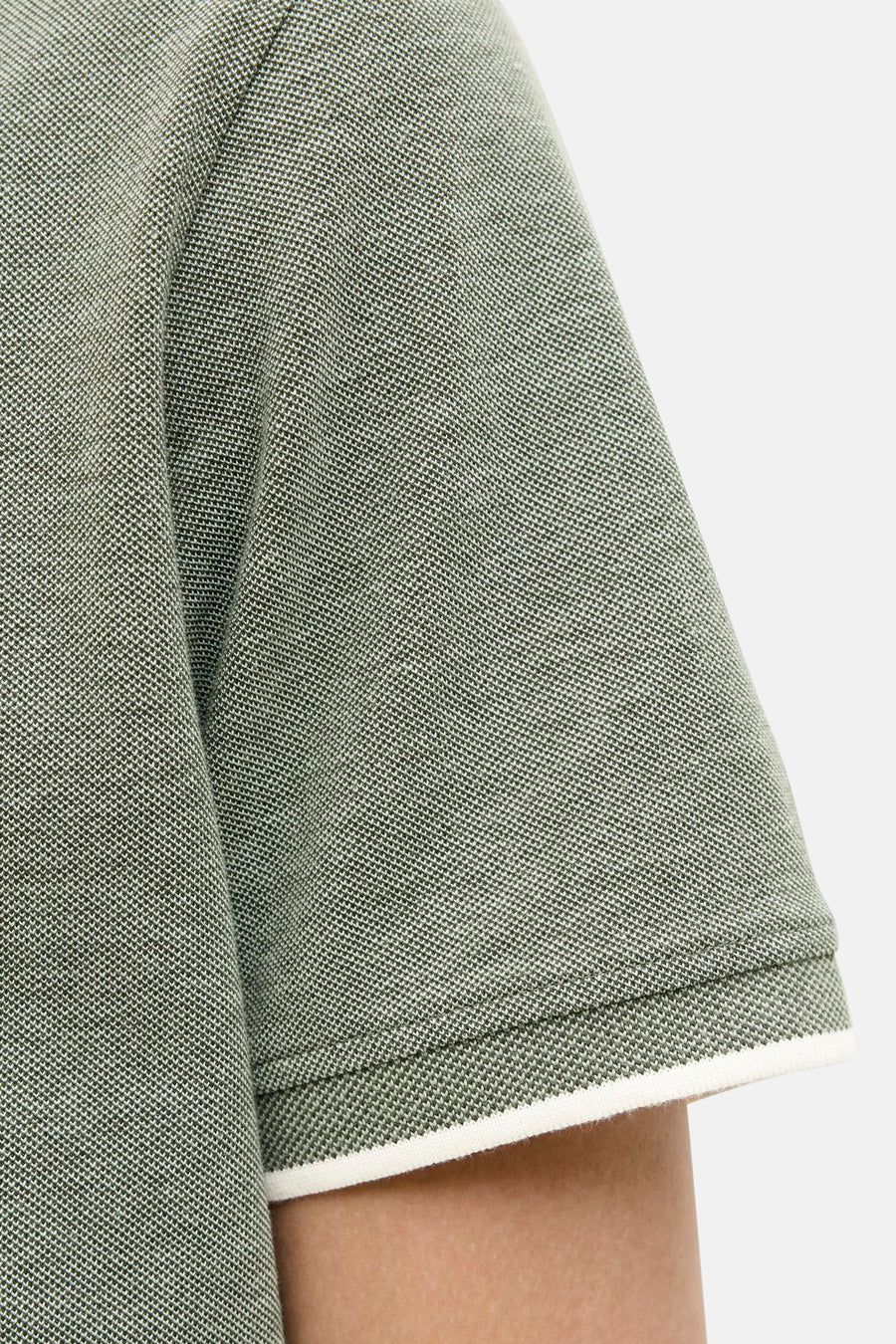 Polo à manches courtes vert de PREMIUM by JACK & JONES, détail de la manche avec bordure blanche.

