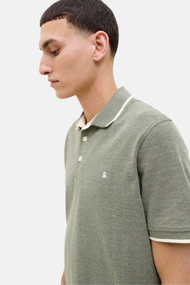 Polo à manches courtes vert de PREMIUM by JACK & JONES, avec bordure blanche au col et sur les manches.