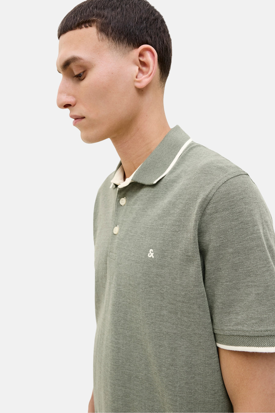 Polo à manches courtes vert de PREMIUM by JACK & JONES, avec bordure blanche au col et sur les manches.