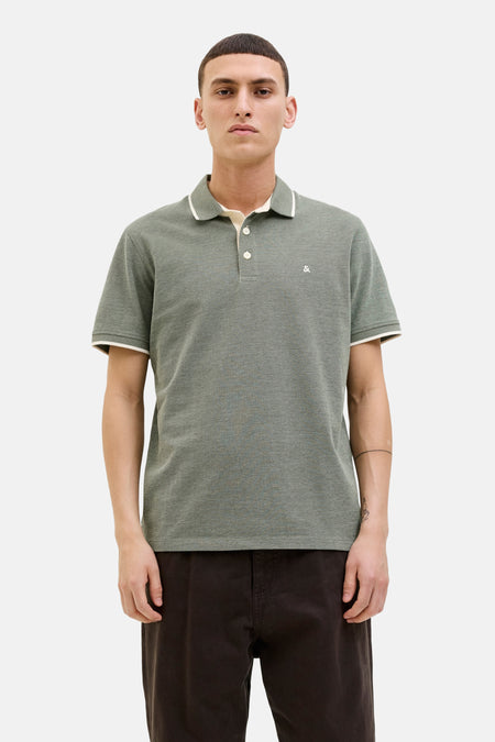 Groen poloshirt met korte mouwen van PREMIUM by JACK & JONES, met witte randen aan de kraag en mouwen.