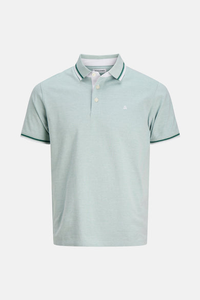 Polo bleu à manches courtes de PREMIUM by JACK & JONES, avec rayures blanches et vertes au col et aux manches.
