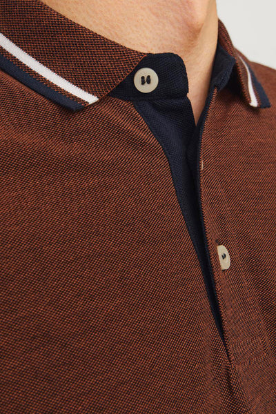 Polo à manches courtes brun par PREMIUM BY JACK & JONES avec des détails de rayures blanches au col.