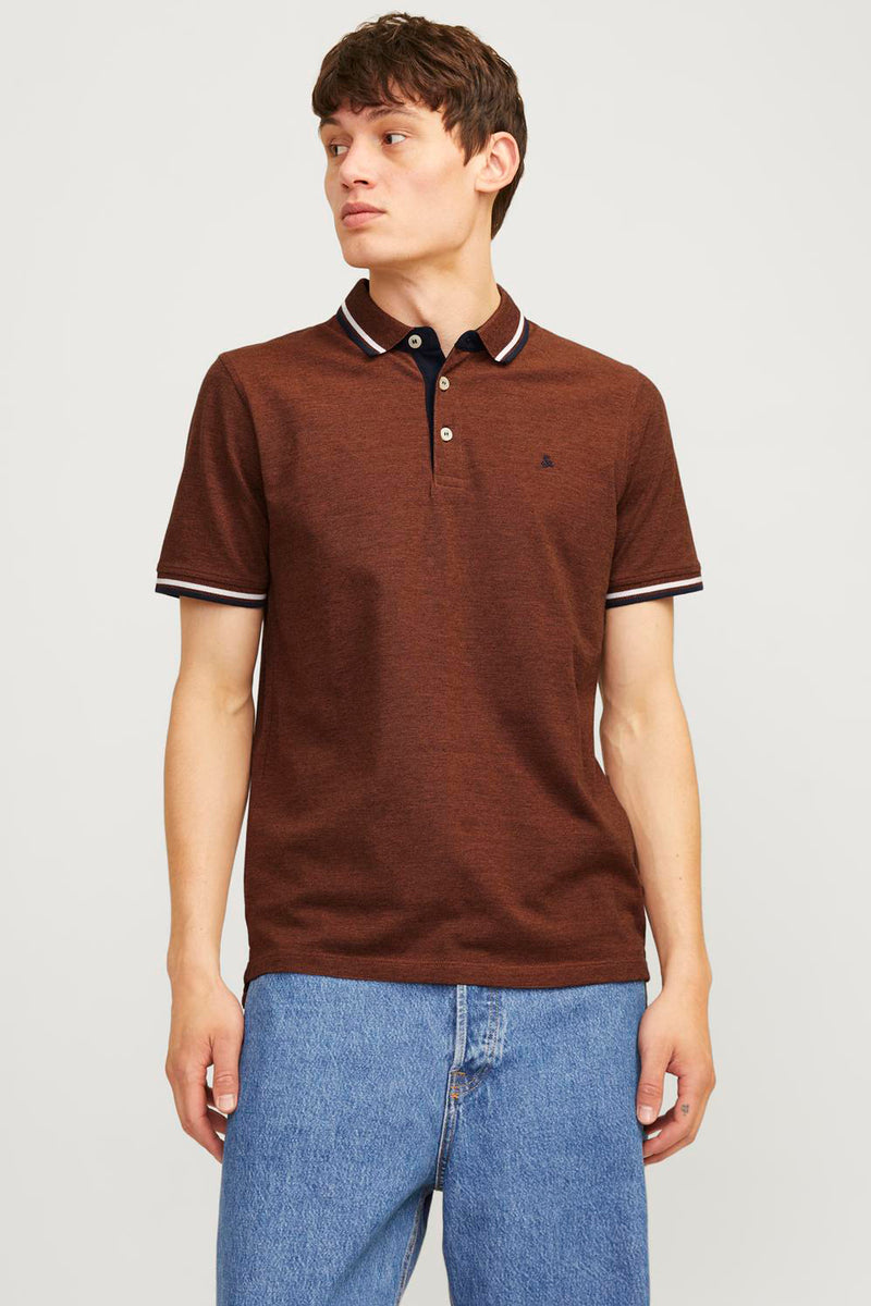 Polo à manches courtes brun de PREMIUM BY JACK & JONES avec rayures contrastées au col et aux manches, porté avec un jean.