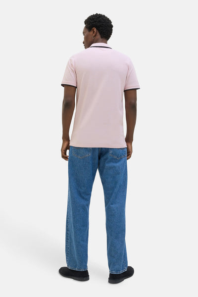 Polo-shirt met PREMIUM by JACK & JONES, gedragen met een blauwe broek.