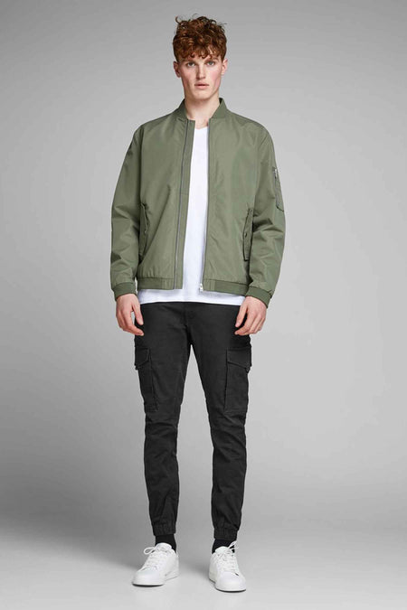 Pantalon cargo noir JACK & JONES JEANS INTELLIGENCE porté avec un t-shirt blanc et une veste bomber verte.