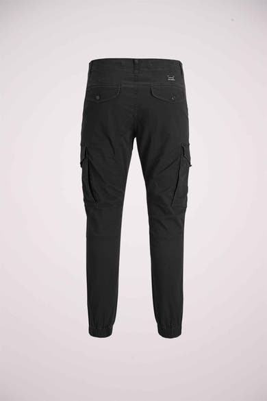 Pantalon cargo noir de JACK & JONES JEANS INTELLIGENCE avec poches latérales et ourlets élastiqués, vue arrière.