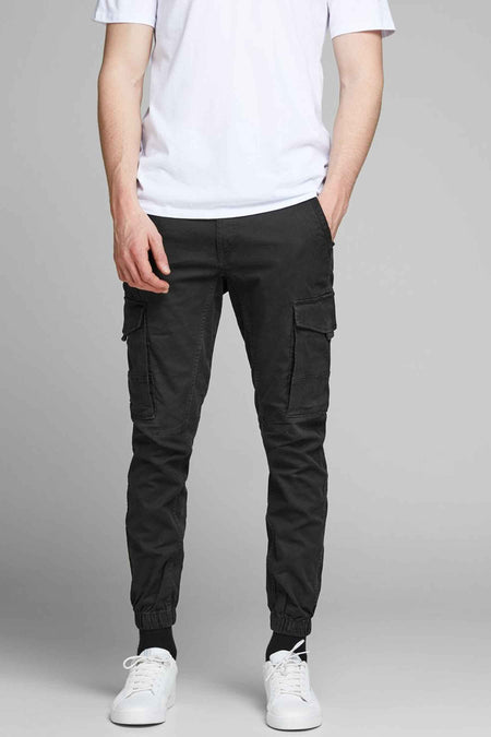 Pantalon cargo noir de JACK & JONES JEANS INTELLIGENCE avec poches latérales et bas de jambe élastiqués.