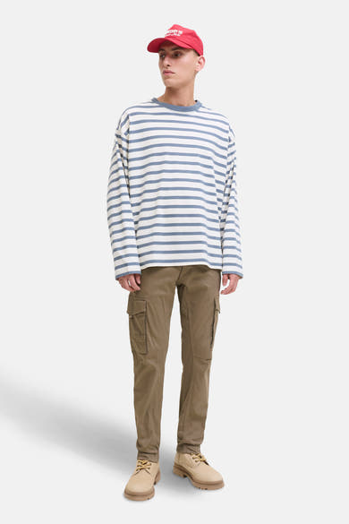 Pantalon cargo brun de JACK & JONES JEANS INTELLIGENCE, porté avec un t-shirt rayé et des chaussures beiges.