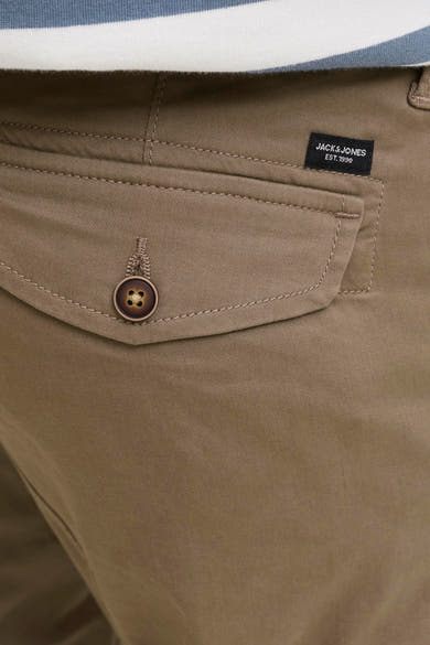 Pantalon cargo brun de JACK & JONES JEANS INTELLIGENCE, avec poche à bouton et étiquette de marque.