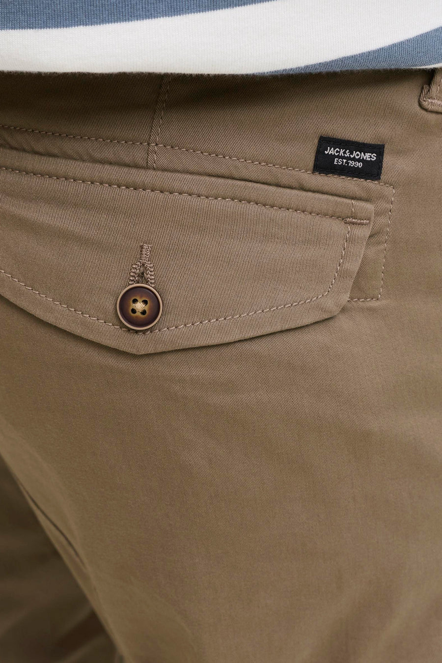 Pantalon cargo brun de JACK & JONES JEANS INTELLIGENCE, avec poche à bouton et étiquette de marque.