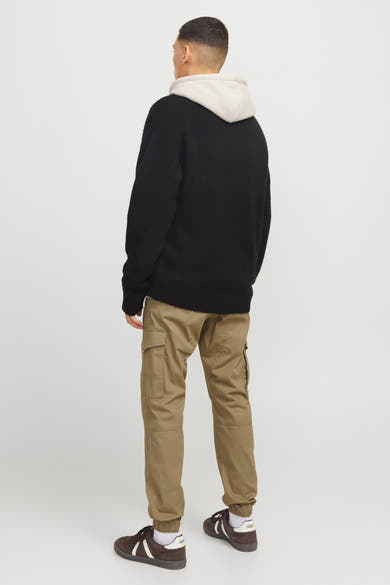 Pantalon cargo brun de JACK & JONES JEANS INTELLIGENCE porté avec un pull noir et des baskets marron.
