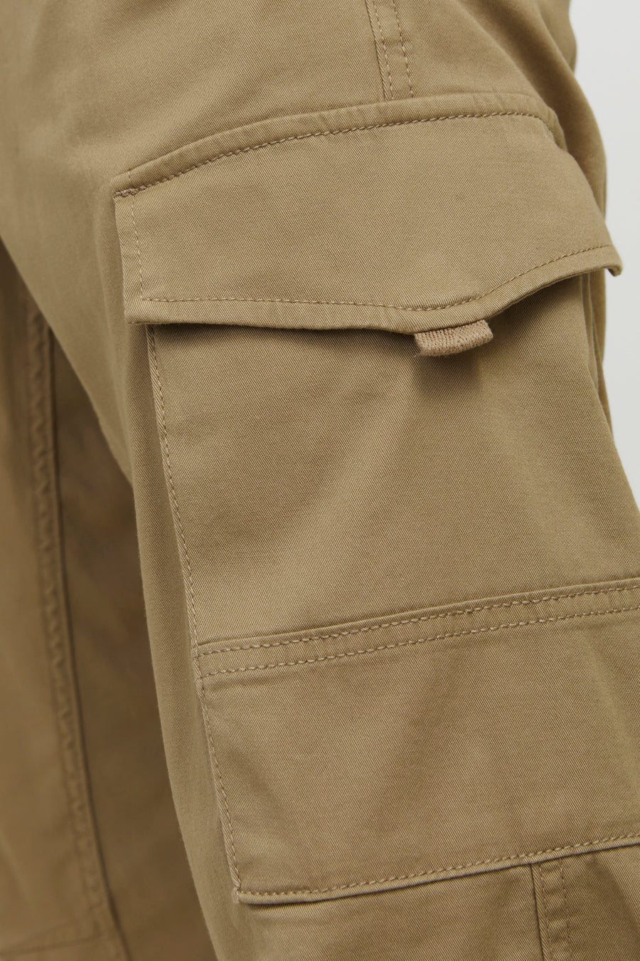 Pantalon cargo brun par JACK & JONES JEANS INTELLIGENCE avec poche latérale à rabat.