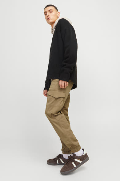 Pantalon cargo marron par JACK & JONES JEANS INTELLIGENCE, avec poches cargo et ourlets élastiqués.