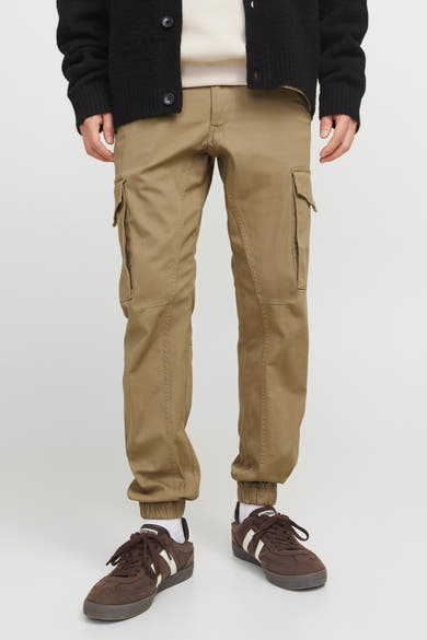 Pantalon cargo kaki de JACK & JONES JEANS INTELLIGENCE, porté avec des chaussures de sport marron et un cardigan noir.