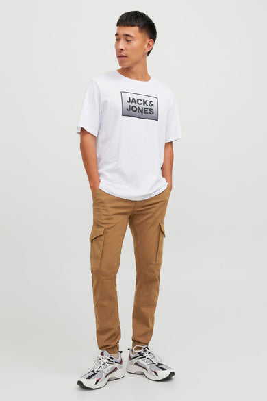Pantalon cargo brun de JACK & JONES, porté avec un t-shirt blanc et des baskets de sport.